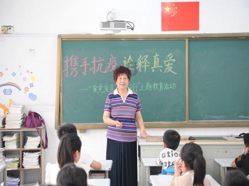 漂亮女孩清洗车
